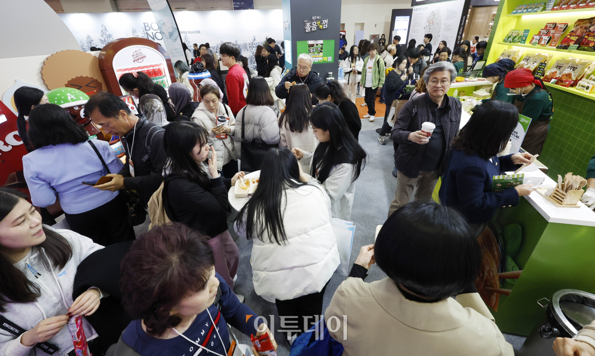 ▲22일 서울 강남구 코엑스에서 열린 2023 코엑스 푸드위크 (제 18회 서울국제식품산업전)에서 관람객들이 전시 부스를 살펴보고 있다. 20개국, 800개 사, 1300부스가 참여한 코엑스 푸드위크는 이날부터 25일까지 4일간 열린다. 조현호 기자 hyunho@