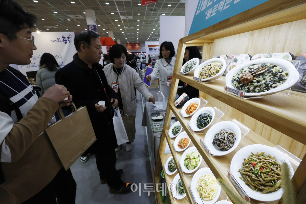 ▲22일 서울 강남구 코엑스에서 열린 2023 코엑스 푸드위크 (제 18회 서울국제식품산업전)에서 관람객들이 전시 부스를 살펴보고 있다. 20개국, 800개 사, 1300부스가 참여한 코엑스 푸드위크는 이날부터 25일까지 4일간 열린다. 조현호 기자 hyunho@