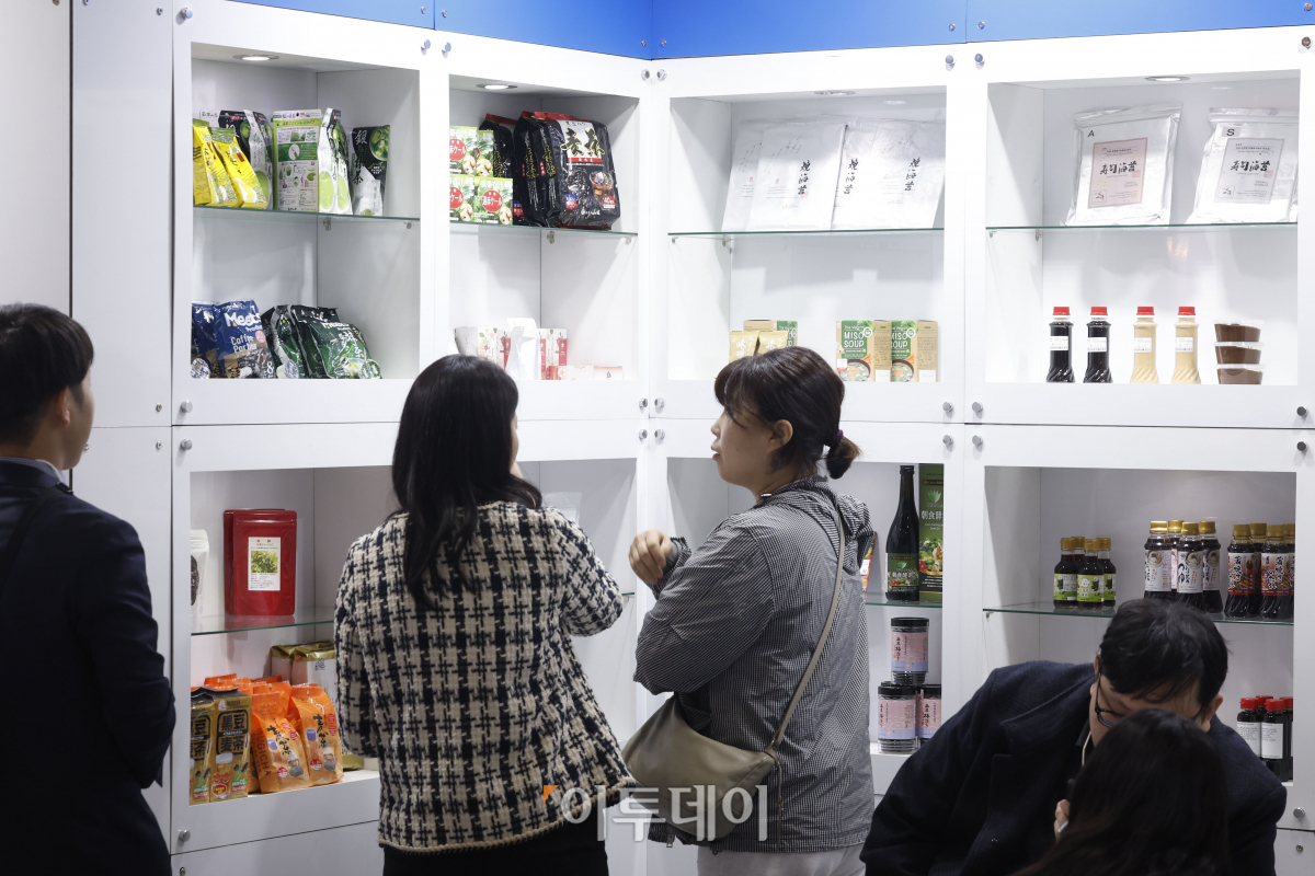 ▲22일 서울 강남구 코엑스에서 열린 2023 코엑스 푸드위크 (제 18회 서울국제식품산업전)에서 관람객들이 전시 부스를 살펴보고 있다. 20개국, 800개 사, 1300부스가 참여한 코엑스 푸드위크는 이날부터 25일까지 4일간 열린다. 조현호 기자 hyunho@