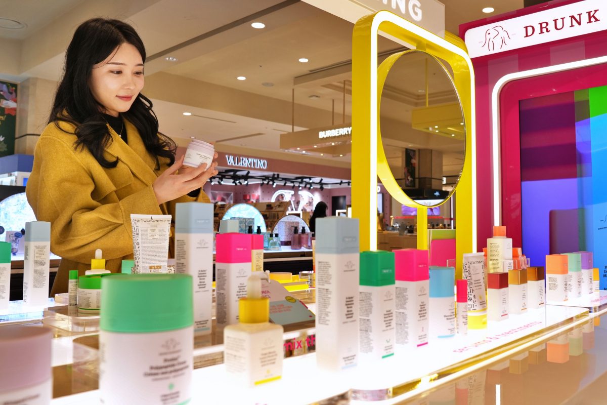 ▲롯데백화점 본점 1층 '드렁크 엘리펀트'를 구경 중인 고객  (사진제공=롯데백화점)