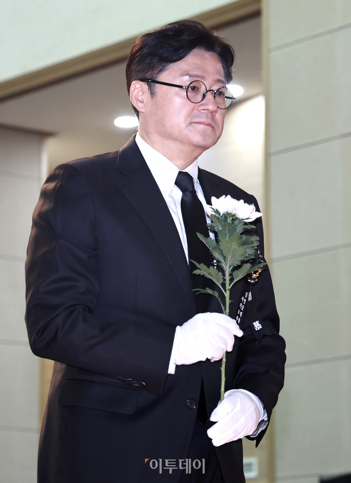 ▲홍익표 더불어민주당 원내대표가 22일 오후 서울 동작구 국립서울현충원에서 열린 김영삼 전 대통령 서거 8주기 추모식에서 헌화하기 위해 영정 앞에 들어서고 있다. 조현호 기자 hyunho@