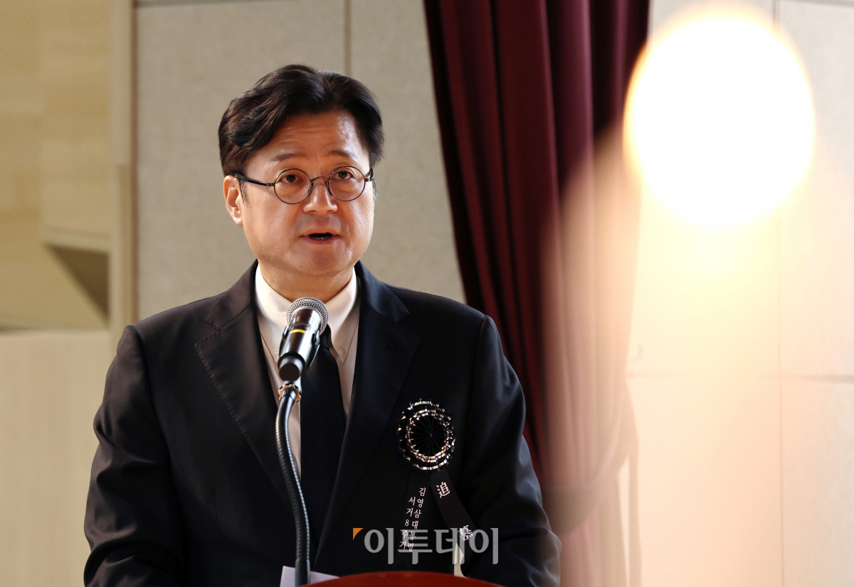 ▲홍익표 더불어민주당 원내대표가 22일 오후 서울 동작구 국립서울현충원에서 열린 김영삼 전 대통령 서거 8주기 추모식에서 추모사를 하고 있다. 조현호 기자 hyunho@