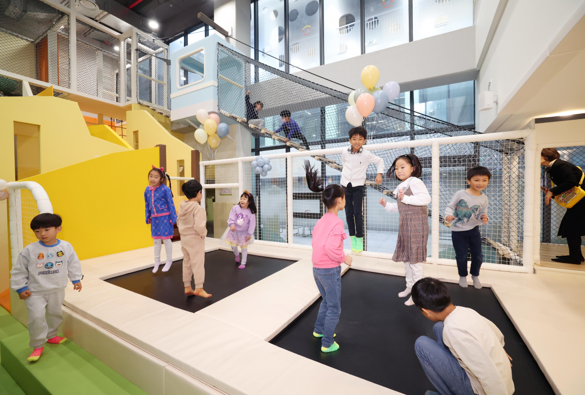 ▲22일 서울 동작구 스페이스살림 내 서울형 키즈카페 시립1호점이 개관식을 갖고 운영에 들어갔다. 어린이들이 키즈카페 시설을 이용하고 있다. 신태현 기자 holjjak@