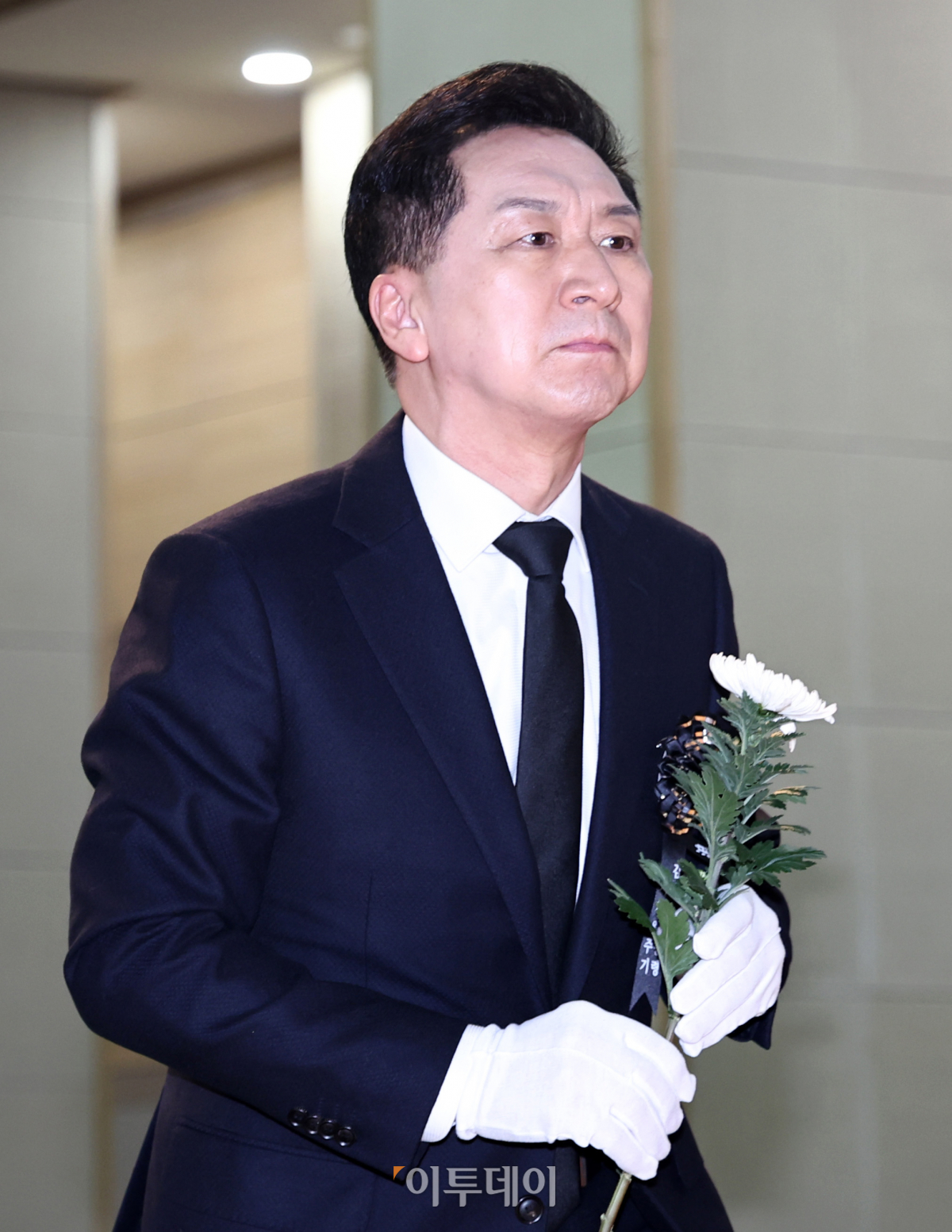 ▲김기현 국민의힘 대표가 22일 오후 서울 동작구 국립서울현충원에서 열린 김영삼 전 대통령 서거 8주기 추모식에서 헌화하기 위해 영정 앞에 들어서고 있다. 조현호 기자 hyunho@