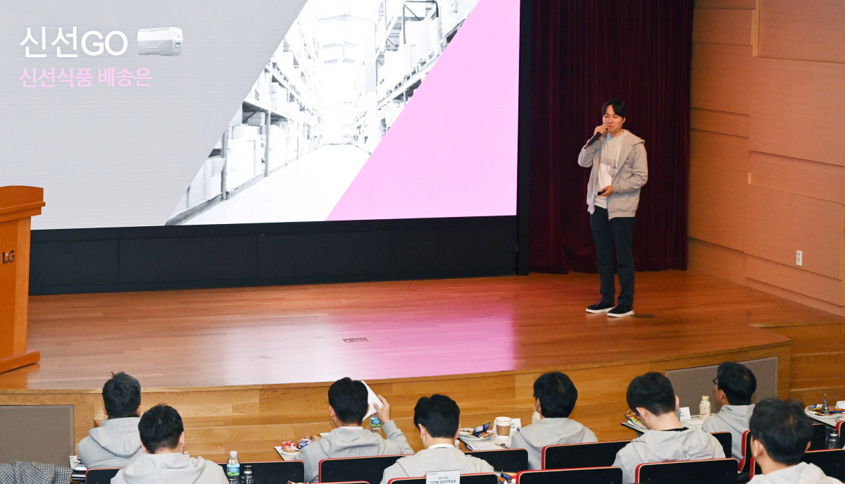 ▲사내벤처 프로그램 '스튜디오341'에 도전한 LG전자 직원이 사업 아이템을 발표하고 있다. (자료제공=LG전자)