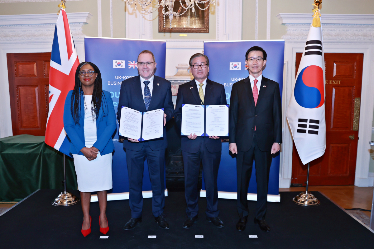 ▲(왼쪽부터) 케미 베이드녹(Kemi Badenoch) 영국 기업통상부 장관, 크리스 알람(Chris Allam) MBDA UK 사장, 강구영 한국항공우주산업 사장, 방문규 산업통상자원부 장관이 기념사진을 촬영하고 있다. (사진제공=한국항공우주산업)