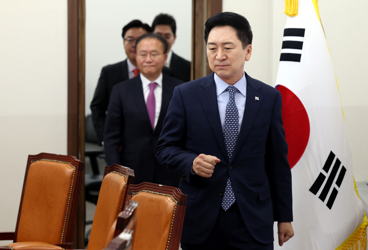 ▲[서울=뉴시스] 조성봉 기자= 김기현 국민의힘 대표가 23일 오전 서울 여의도 국회에서 열린 최고위원회의에 참석하고 있다. 2023.11.23. suncho21@newsis.com