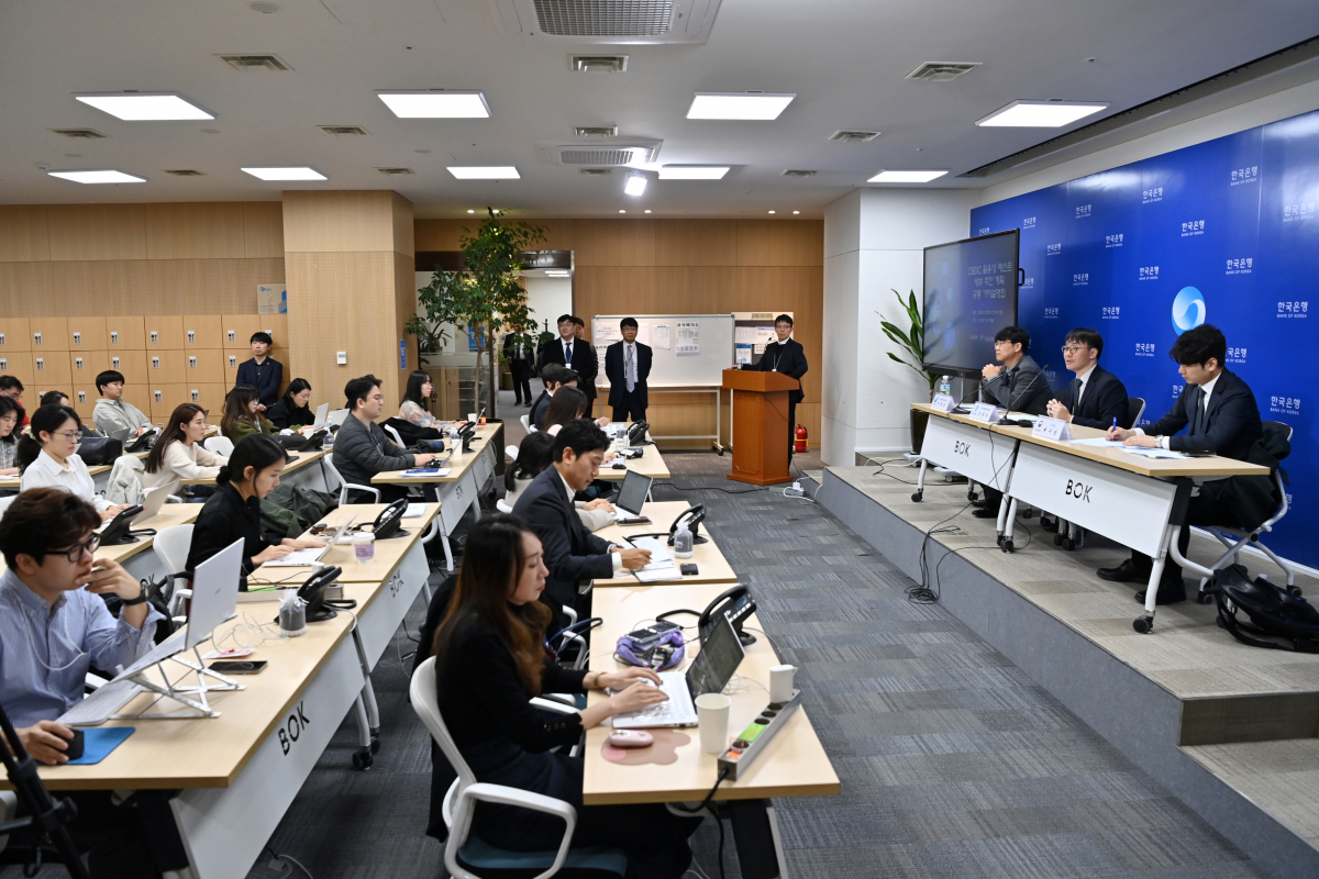 ▲23일 오전 서울 중구 한국은행 기자실에서 중앙은행 디지털화폐(CBDC) 활용성 테스트 활용사례 및 세부 계획에 대한 기자설명회가 열리고 있다. 왼쪽부터 안병남 디지털자산연구팀장, 김동섭 디지털화폐기획팀장, 배수암 사무관. 사진공동취재단