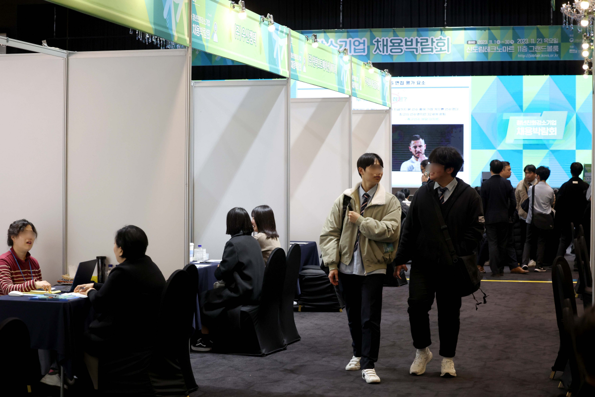 ▲23일 서울 구로구 신도림테크노마트에서 열린 ‘청년친화강소기업 채용박람회’에서 구직자들이 채용상담을 받고 있다. 청년친화강소기업 43곳이 참여한 이날 박람회에서는 기업 면접, 취업 컨설팅, 모의 면접 등이 진행됐다. 고용노동부는 일·생활 균형, 임금, 고용안정, 혁신역량 등에서 청년에게 선호 받는 기업을 청년친화강소기업으로 선정해오고 있다. 신태현 기자 holjjak@