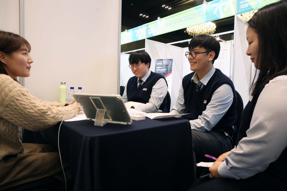 ▲23일 서울 구로구 신도림테크노마트에서 열린 ‘청년친화강소기업 채용박람회’에서 구직자들이 채용상담을 받고 있다. 청년친화강소기업 43곳이 참여한 이날 박람회에서는 기업 면접, 취업 컨설팅, 모의 면접 등이 진행됐다. 고용노동부는 일·생활 균형, 임금, 고용안정, 혁신역량 등에서 청년에게 선호 받는 기업을 청년친화강소기업으로 선정해오고 있다. 신태현 기자 holjjak@