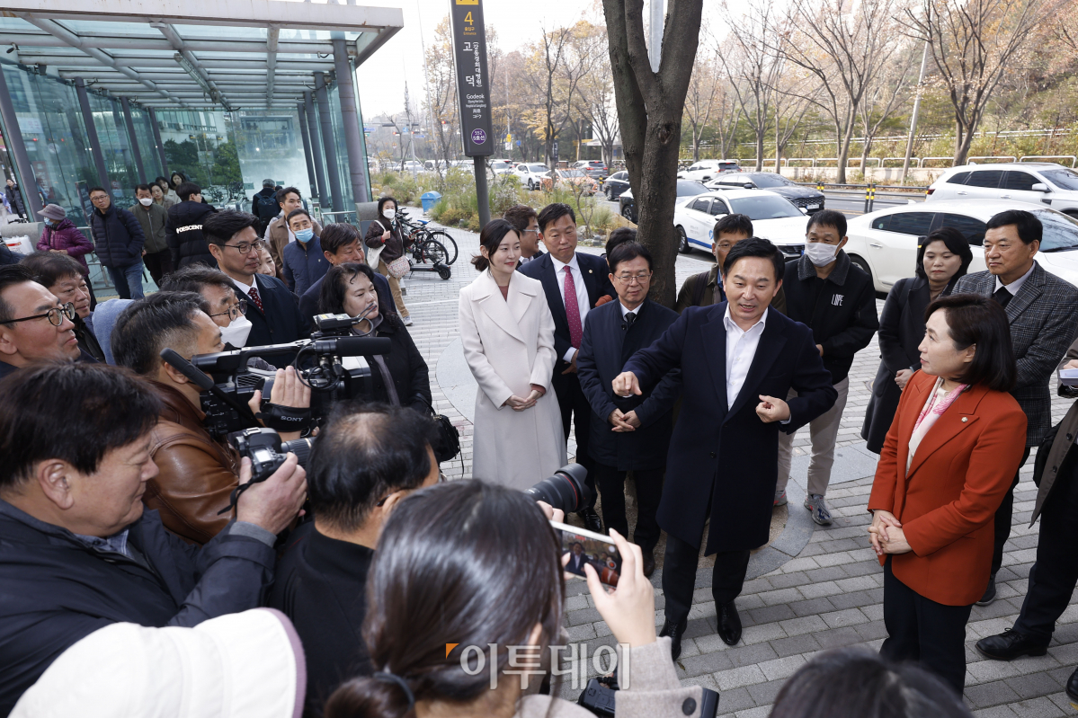 ▲원희룡 국토교통부 장관이 23일 GTX-D 강동 경유 필요성 청취를 위해 서울 강동구 고덕역을 방문해 발언하고 있다. 조현호 기자 hyunho@