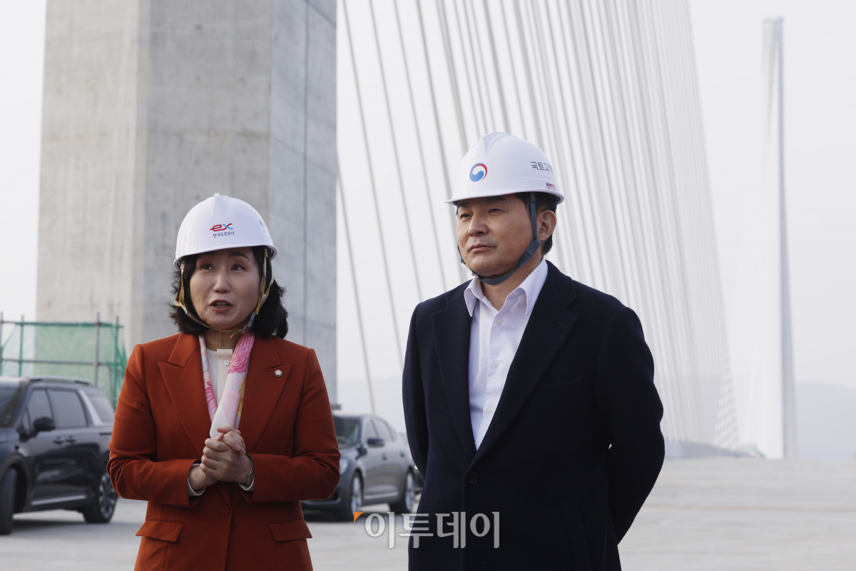 ▲원희룡 국토교통부 장관이 23일 서울 강동구 고덕대교 건설현장을 방문해 관계자에게 건설현황 브리핑을 듣고 있다. 조현호 기자 hyunho@