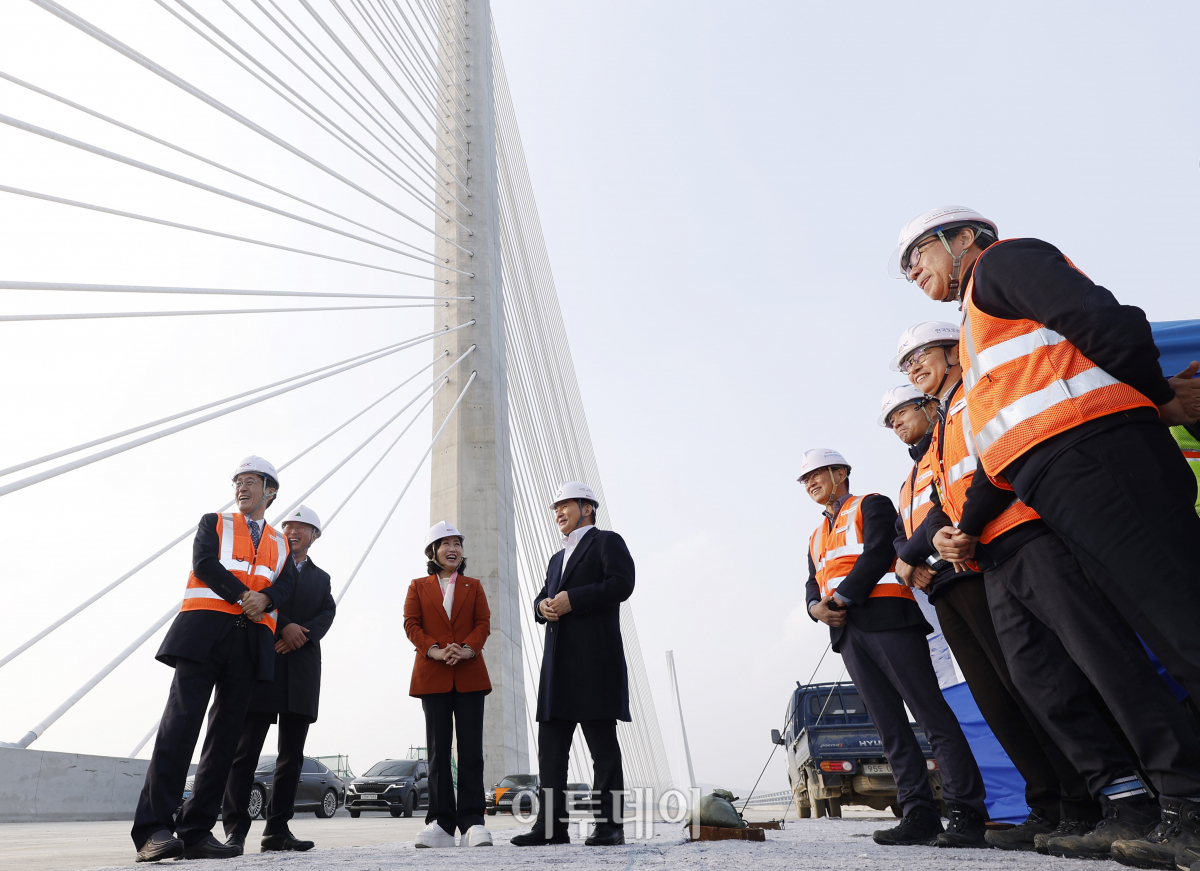▲원희룡 국토교통부 장관이 23일 서울 강동구 고덕대교 건설현장을 방문해 관계자에게 건설현황 브리핑을 듣고 있다. 조현호 기자 hyunho@