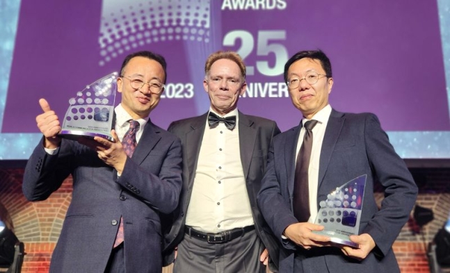 ▲KT 김상욱 액세스망기술담당, Total Telecom 소속 Rob van den dam, KT 이동준 액세스망기술팀장(왼쪽부터)이 WCA 2023 수상을 마치고 기념 촬영을 하고 있다. (KT)