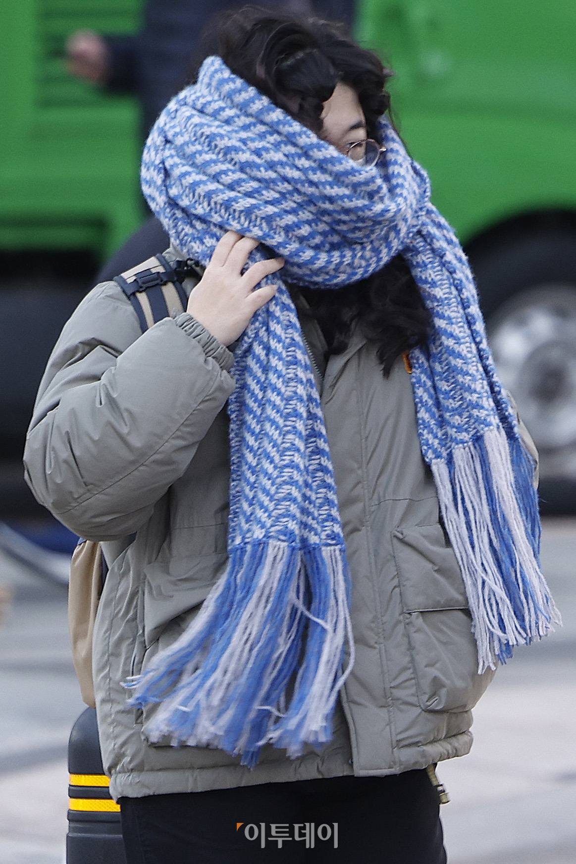 ▲서울 아침 최저기온 영하 4도를 기록하는 등 수도권에 한파주의보가 내려진 24일 서울 종로구 광화문역 일대에서 두꺼운 외투를 입은 시민들이 발걸음을 재촉하고 있다. 조현호 기자 hyunho@