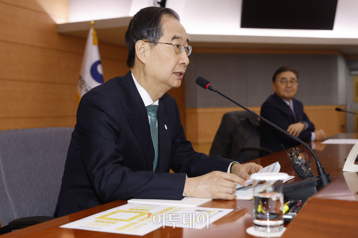 ▲한덕수 국무총리가 24일 오전 서울 종로구 정부서울청사 별관에서 열린 제11차 미세먼지특별대책위원회 회의에서 모두발언을 하고 있다. 조현호 기자 hyunho@