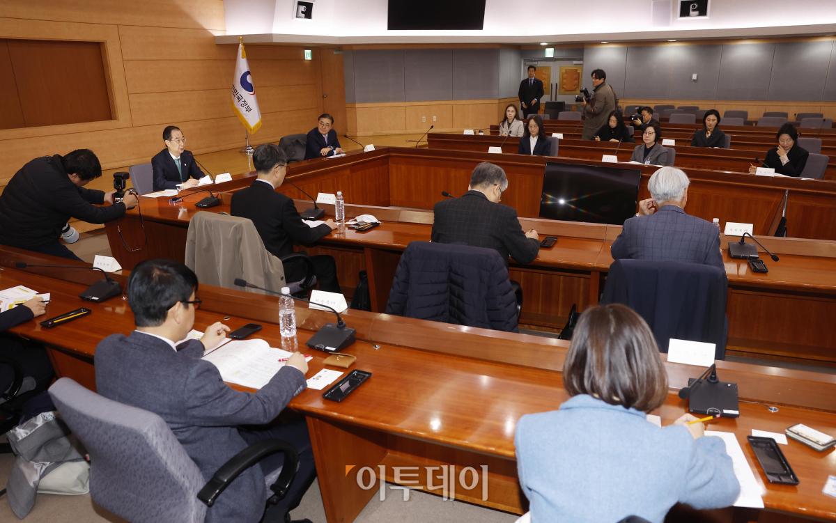 ▲한덕수 국무총리가 24일 오전 서울 종로구 정부서울청사 별관에서 열린 제11차 미세먼지특별대책위원회 회의에서 모두발언을 하고 있다. 조현호 기자 hyunho@