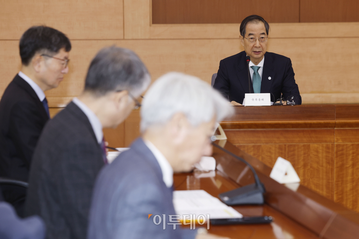 ▲한덕수 국무총리가 24일 오전 서울 종로구 정부서울청사 별관에서 열린 제11차 미세먼지특별대책위원회 회의에서 모두발언을 하고 있다. 조현호 기자 hyunho@