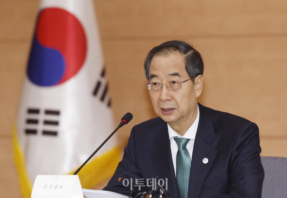 ▲한덕수 국무총리가 24일 오전 서울 종로구 정부서울청사 별관에서 열린 제11차 미세먼지특별대책위원회 회의에서 모두발언을 하고 있다. 조현호 기자 hyunho@