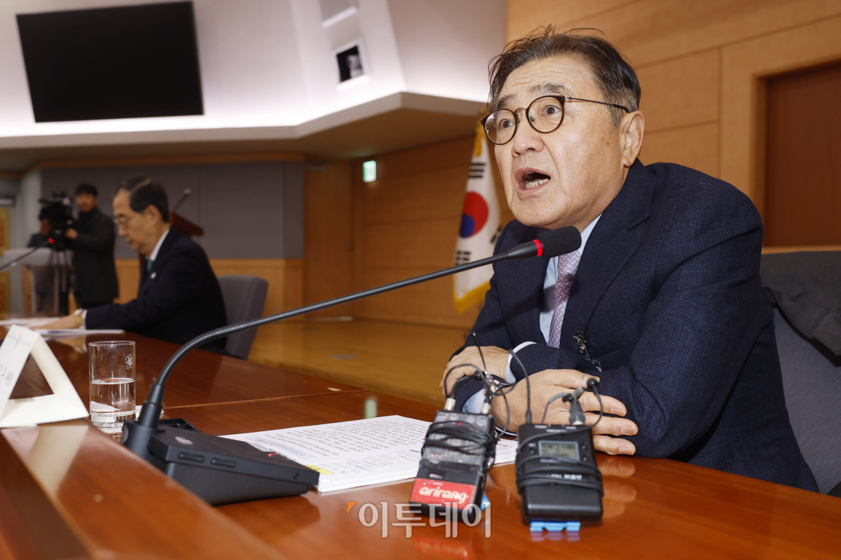 ▲문길주 미세먼지특별대책위원회 민간위원장이 24일 오전 서울 종로구 정부서울청사 별관에서 열린 제11차 미세먼지특별대책위원회 회의에서 모두발언을 하고 있다. 조현호 기자 hyunho@