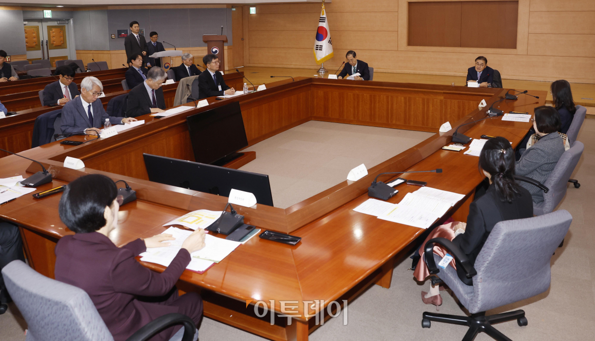 ▲문길주 미세먼지특별대책위원회 민간위원장이 24일 오전 서울 종로구 정부서울청사 별관에서 열린 제11차 미세먼지특별대책위원회 회의에서 모두발언을 하고 있다. 조현호 기자 hyunho@