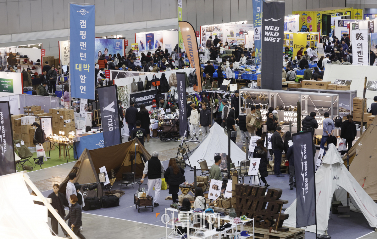 ▲24일 경기 고양시 킨텍스에서 열린 2023 국제아웃도어캠핑&레포츠페스티벌(GOCAF 11)에서 관람객들이 캠핑용품을 살펴보고 있다. 텐트, 침낭, 랜턴 등 기본적인 캠핑 장비부터 차박, 캠핑카 등 용품이 한자리에 전시된 이번 고카프는 이날부터 26일까지 열린다. 조현호 기자 hyunho@