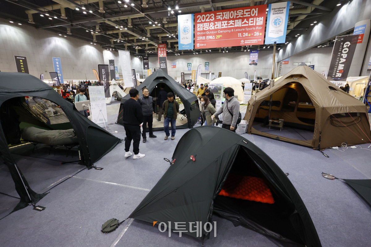 ▲24일 경기 고양시 킨텍스에서 열린 2023 국제아웃도어캠핑&레포츠페스티벌(GOCAF 11)에서 관람객들이 캠핑용품을 살펴보고 있다. 텐트, 침낭, 랜턴 등 기본적인 캠핑 장비부터 차박, 캠핑카 등 용품이 한자리에 전시된 이번 고카프는 이날부터 26일까지 열린다. 조현호 기자 hyunho@