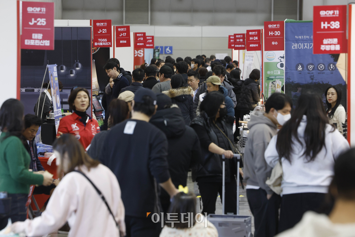 ▲24일 경기 고양시 킨텍스에서 열린 2023 국제아웃도어캠핑&레포츠페스티벌(GOCAF 11)에서 관람객들이 캠핑용품을 살펴보고 있다. 텐트, 침낭, 랜턴 등 기본적인 캠핑 장비부터 차박, 캠핑카 등 용품이 한자리에 전시된 이번 고카프는 이날부터 26일까지 열린다. 조현호 기자 hyunho@