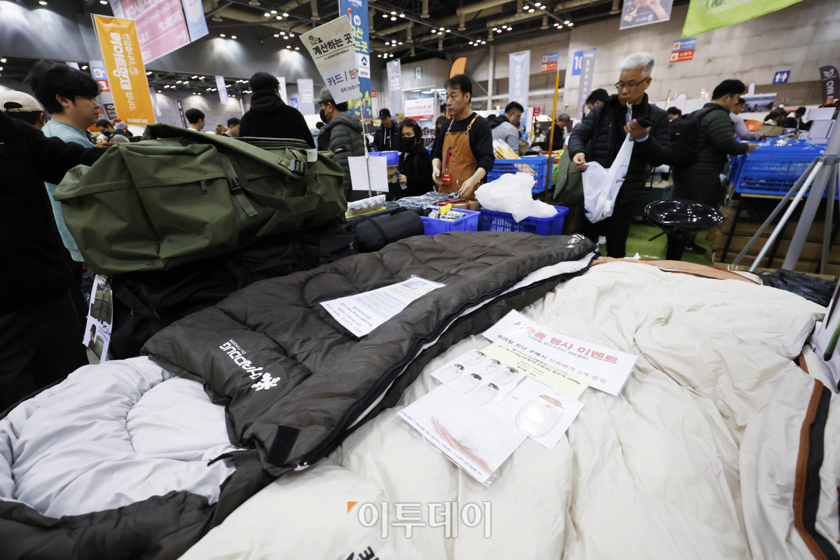▲24일 경기 고양시 킨텍스에서 열린 2023 국제아웃도어캠핑&레포츠페스티벌(GOCAF 11)에서 관람객들이 캠핑용품을 살펴보고 있다. 텐트, 침낭, 랜턴 등 기본적인 캠핑 장비부터 차박, 캠핑카 등 용품이 한자리에 전시된 이번 고카프는 이날부터 26일까지 열린다. 조현호 기자 hyunho@