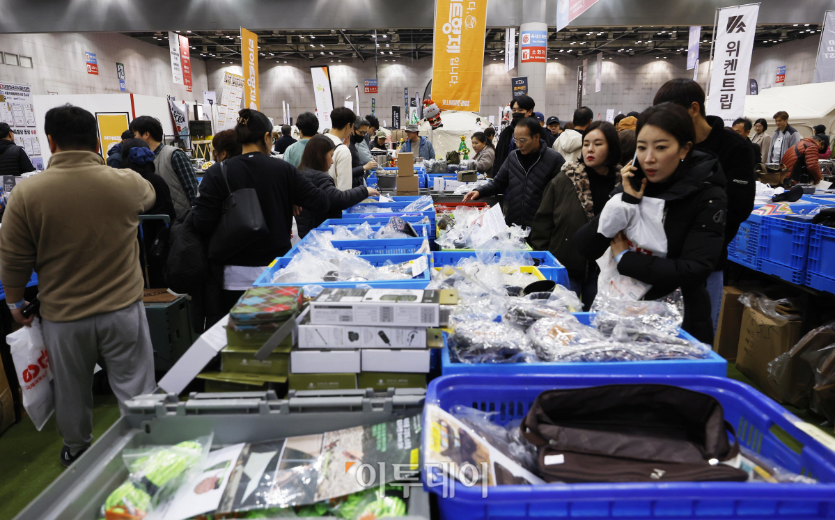▲24일 경기 고양시 킨텍스에서 열린 2023 국제아웃도어캠핑&레포츠페스티벌(GOCAF 11)에서 관람객들이 캠핑용품을 살펴보고 있다. 텐트, 침낭, 랜턴 등 기본적인 캠핑 장비부터 차박, 캠핑카 등 용품이 한자리에 전시된 이번 고카프는 이날부터 26일까지 열린다. 조현호 기자 hyunho@