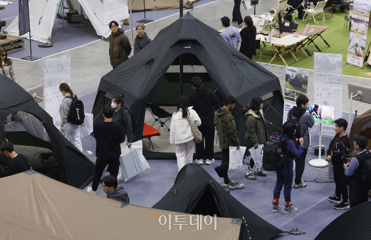 ▲24일 경기 고양시 킨텍스에서 열린 2023 국제아웃도어캠핑&레포츠페스티벌(GOCAF 11)에서 관람객들이 캠핑용품을 살펴보고 있다. 텐트, 침낭, 랜턴 등 기본적인 캠핑 장비부터 차박, 캠핑카 등 용품이 한자리에 전시된 이번 고카프는 이날부터 26일까지 열린다. 조현호 기자 hyunho@