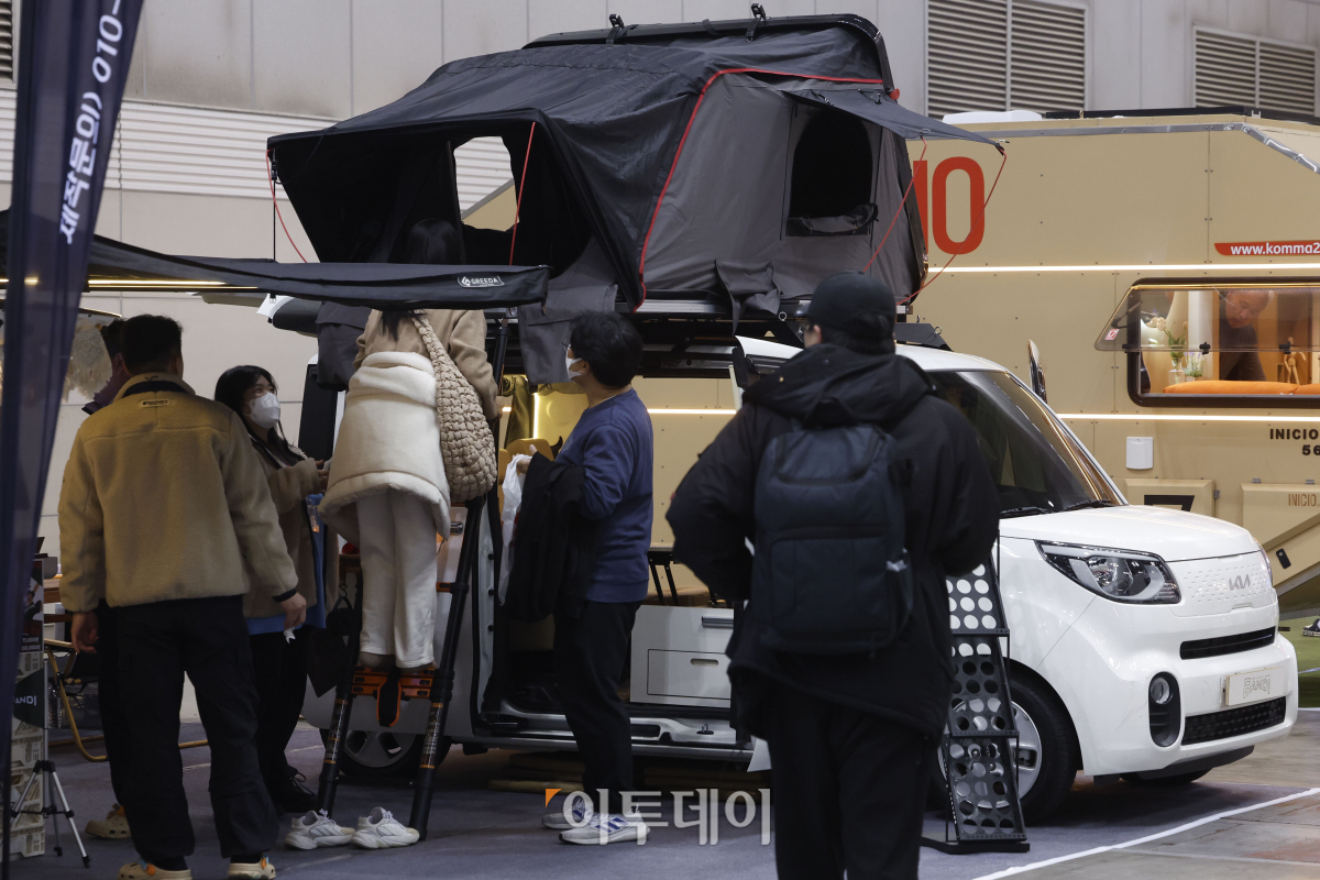 ▲24일 경기 고양시 킨텍스에서 열린 2023 국제아웃도어캠핑&레포츠페스티벌(GOCAF 11)에서 관람객들이 캠핑카를 살펴보고 있다. 텐트, 침낭, 랜턴 등 기본적인 캠핑 장비부터 차박, 캠핑카 등 용품이 한자리에 전시된 이번 고카프는 이날부터 26일까지 열린다. 조현호 기자 hyunho@