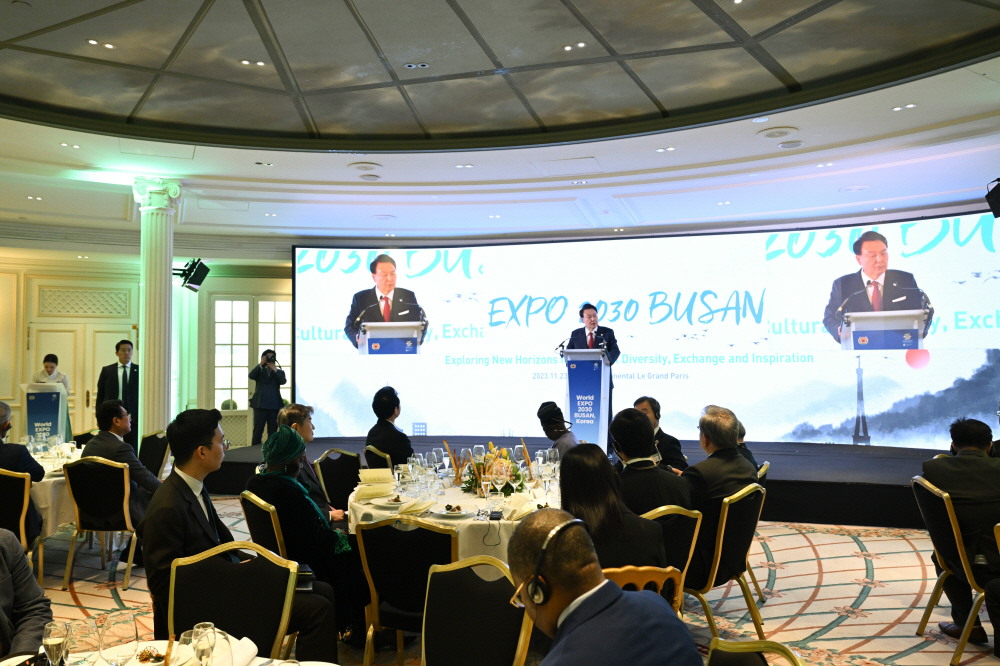 ▲윤석열 대통령이 23일(현지시간) 프랑스 파리 한 호텔에서 열린 국제박람회기구(BIE) 대표단 초청 만찬에서 만찬사를 하고 있다. (연합뉴스)