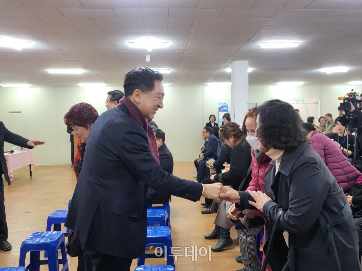 ▲국민의힘 김기현(왼쪽) 대표가 울산 남구 달동에서 열린 의정보고회에서 주민들과 인사하고 있다. 2023. 11. 25. 이난희 기자(@nancho0907)