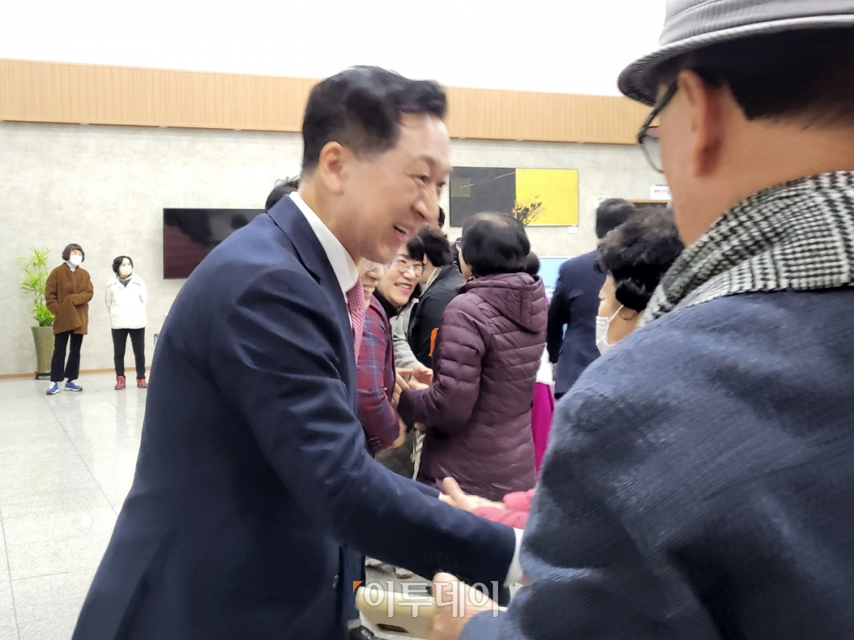 ▲국민의힘 김기현(왼쪽) 대표가 울산 남구 선암호수노인복지관에서 열린 의정보고회에서 주민들과 인사하고 있다. 2023. 11. 25. 이난희 기자(@nancho0907)