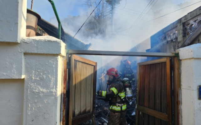 ▲25일 오전 11시10분쯤 충남 공주시 중화동 단독주택에서 화재가 발생해 이를 진화하는 모습. (사진제공=충남소방본부)