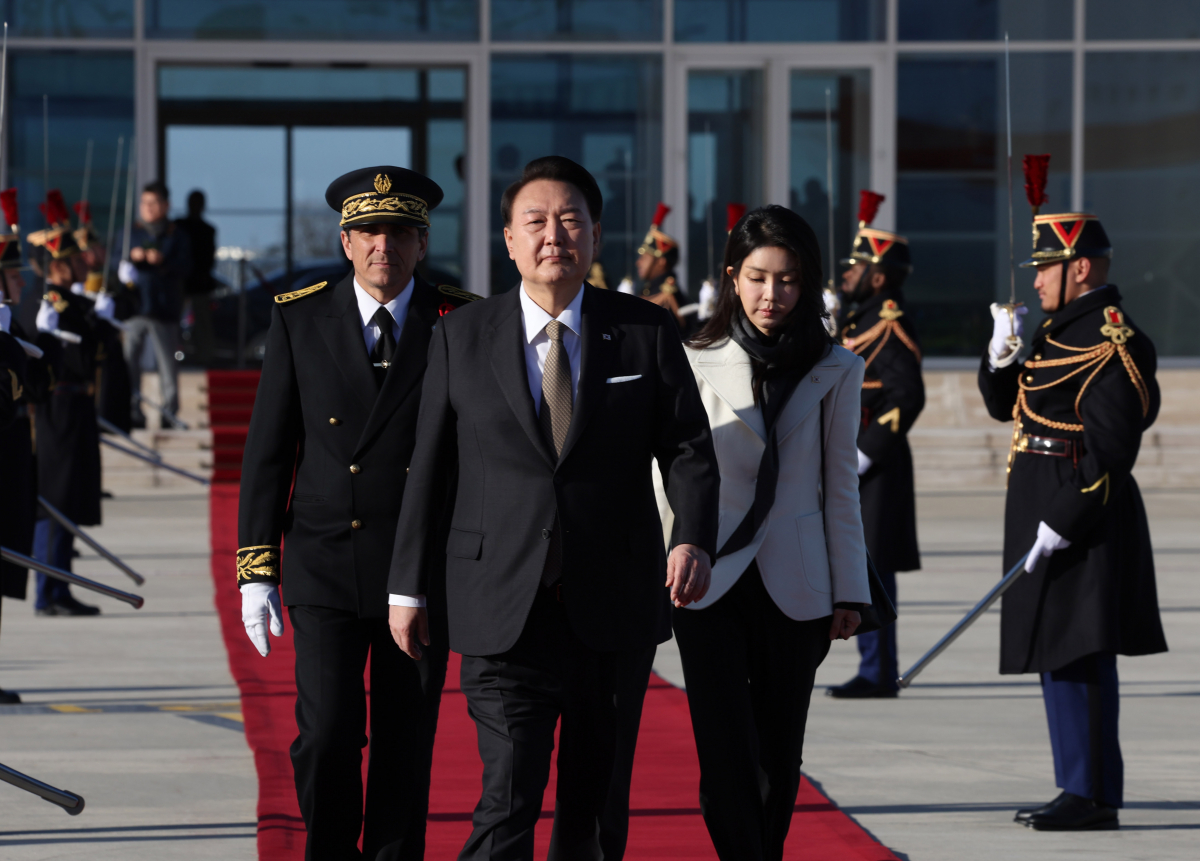 ▲윤석열 대통령과 김건희 여사가 25일(현지시간) 파리 오를리 공항에서 한국으로 귀국하기 위해 공군1호기로 향하고 있다. (연합뉴스)