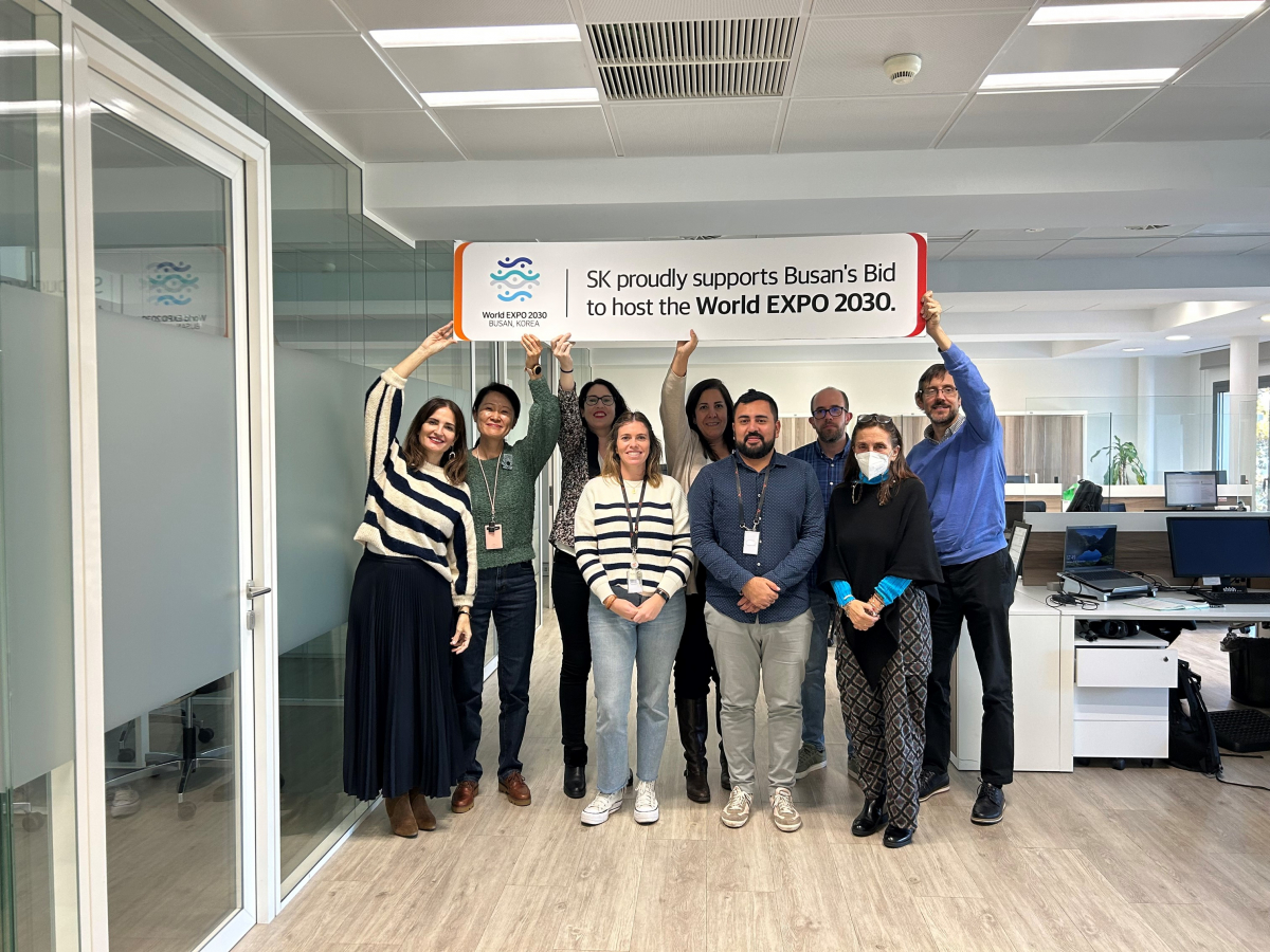 ▲SK프리마코유럽 구성원들이 2030 부산엑스포 유치를 응원하고 있다. (사진제공=SK이노베이션)