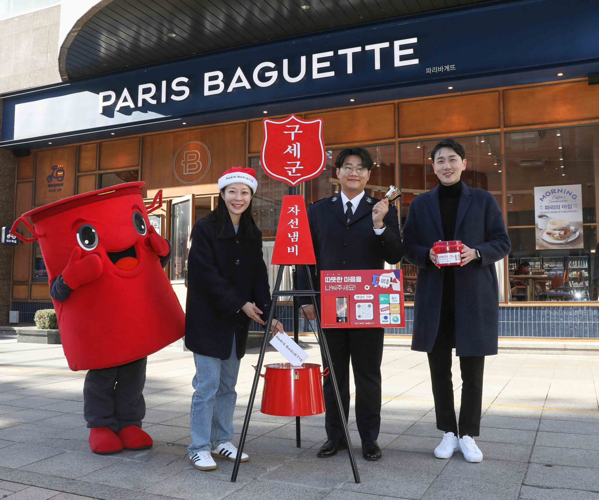 ▲26일 파리바게뜨 관계자가 서울 강남구 파리바게뜨 강남서초점에서 구세군에 성금을 내고 있다. (사진제공=SPC그룹)