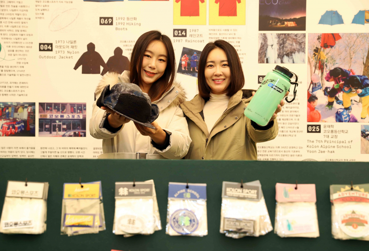 ▲26일 모델이 서울 서초구 반포동 신세계백화점 강남점 8층에 마련된 코오롱스포츠 50주년 팝업스토어에서 한정판 상품을 소개하고 있다. (사진제공=신세계백화점)