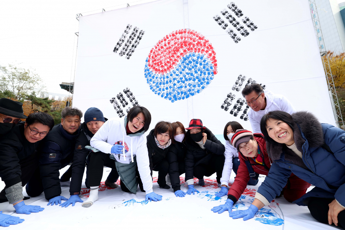 ▲26일 서울 종로구 보신각 앞 광장에서 열린 ‘대한민국 100만 손도장 태극기몹’ 캠페인에서 시민들이 손도장을 찍고 있다. 신태현 기자 holjjak@