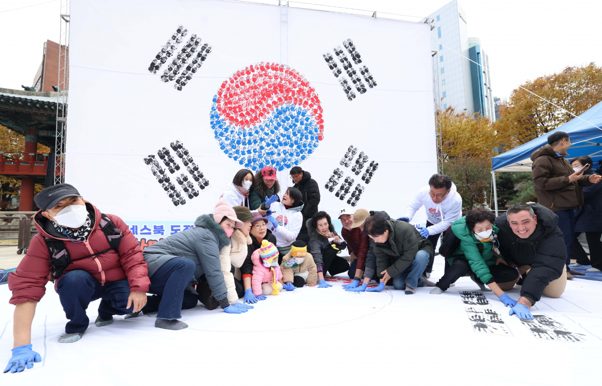 ▲26일 서울 종로구 보신각 앞 광장에서 열린 ‘대한민국 100만 손도장 태극기몹’ 캠페인에서 시민들이 손도장을 찍고 있다. 신태현 기자 holjjak@