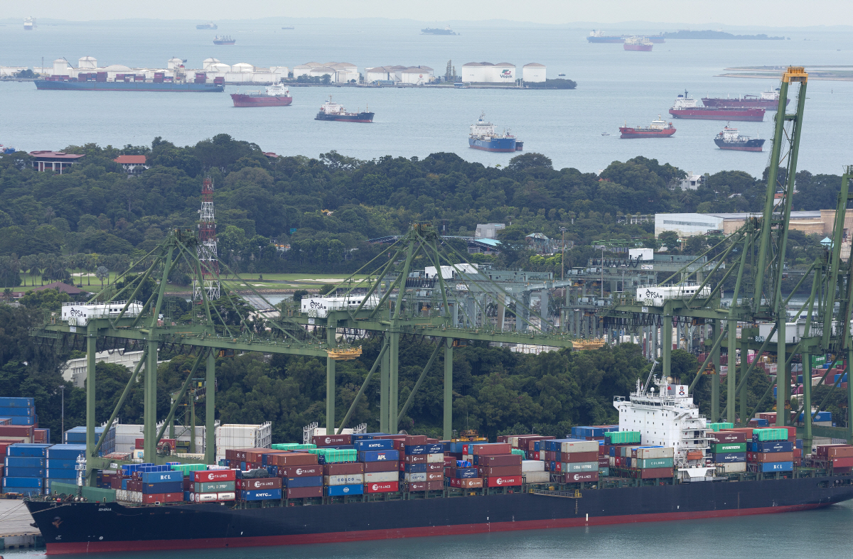 ▲22일 싱가포르 브라니 터미널 항구 전경의 모습이 보인다. 싱가포르/EPA연합뉴스
