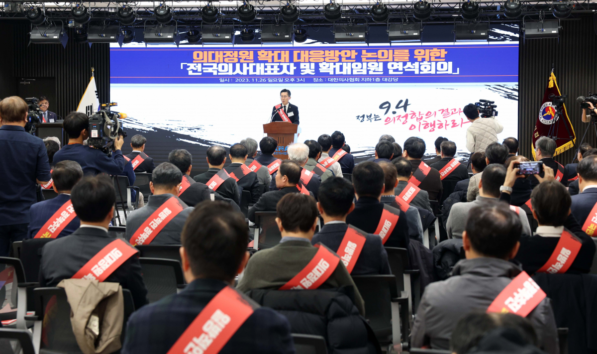 ▲이필수 대한의사협회 회장이 26일 서울 용산구 대한의사협회에서 열린 의대정원 확대 대응방안 논의를 위한 전국의사대표자 및 확대임원 연석회의에서 발언하고 있다. 신태현 기자 holjjak@