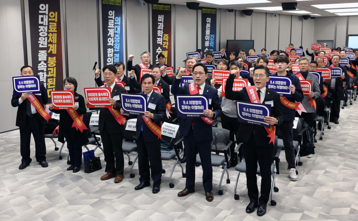 ▲이필수 대한의사협회 회장 등이 26일 서울 용산구 대한의사협회에서 열린 의대정원 확대 대응방안 논의를 위한 전국의사대표자 및 확대임원 연석회의에서 구호를 외치고 있다. 신태현 기자 holjjak@