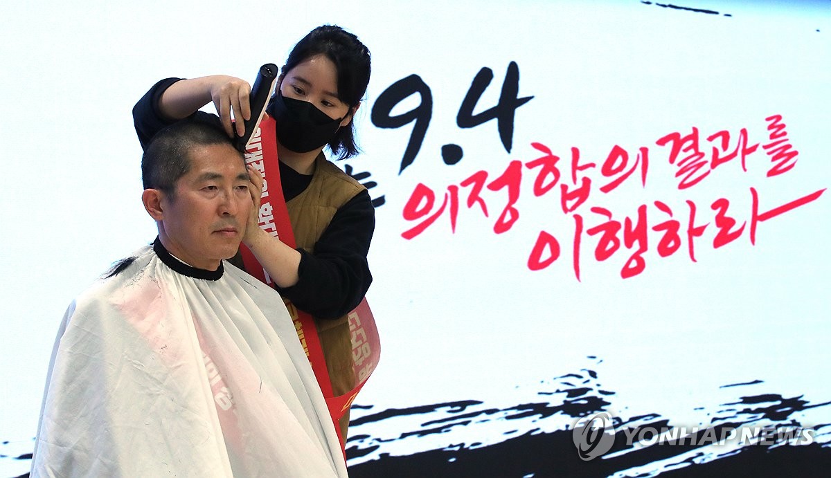 ▲이필수 대한의사협회장이 26일 서울 용산구 대한의사협회에서 열린 의대정원 확대 대응방안 논의를 위한 전국의사대표자 및 확대임원 연석회의에서 삭발하고 있다.  (사진제공=연합뉴스)