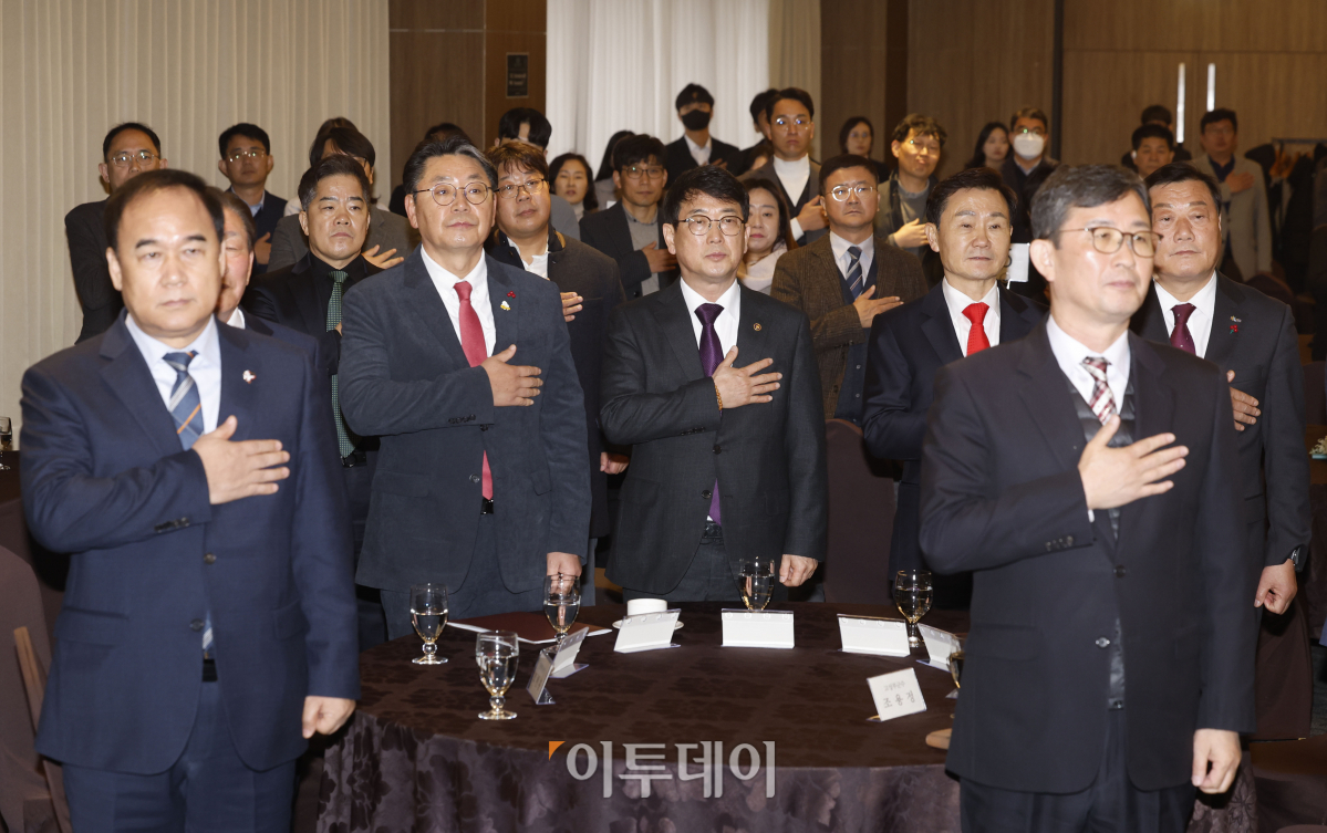 ▲최응천 문화재청장과 광역, 기초 지자체장 등 참석자들이 27일 오전 서울 중구 코리아나호텔에서 열린 가야고분군 세계유산 등재 인증서 전달식에 앞서 국민의례를 하고 있다. 이날 문화재청은 유네스코의 가야고분군 세계유산 등재 인증서 원본 10장을 고분군이 소재한 각 지자체에게 1장씩 전달 했다. 조현호 기자 hyunho@
