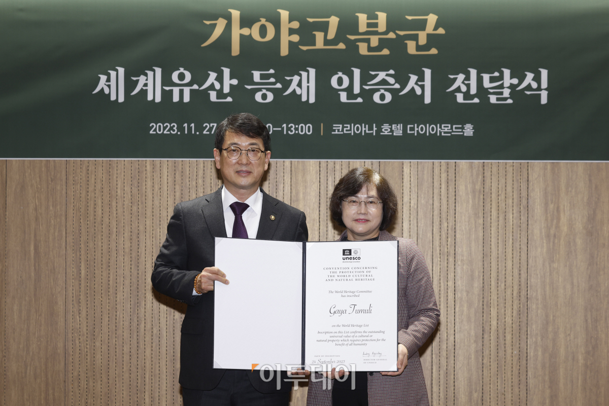 ▲최응천 문화재청장이 27일 오전 서울 중구 코리아나호텔에서 열린 가야고분군 세계유산 등재 인증서 전달식에서 전라북도청 천선미 국장에게 인증서 전달 후 기념촬영을 하고 있다. 이날 문화재청은 유네스코의 가야고분군 세계유산 등재 인증서 원본 10장을 고분군이 소재한 각 지자체에게 1장씩 전달 했다. 조현호 기자 hyunho@