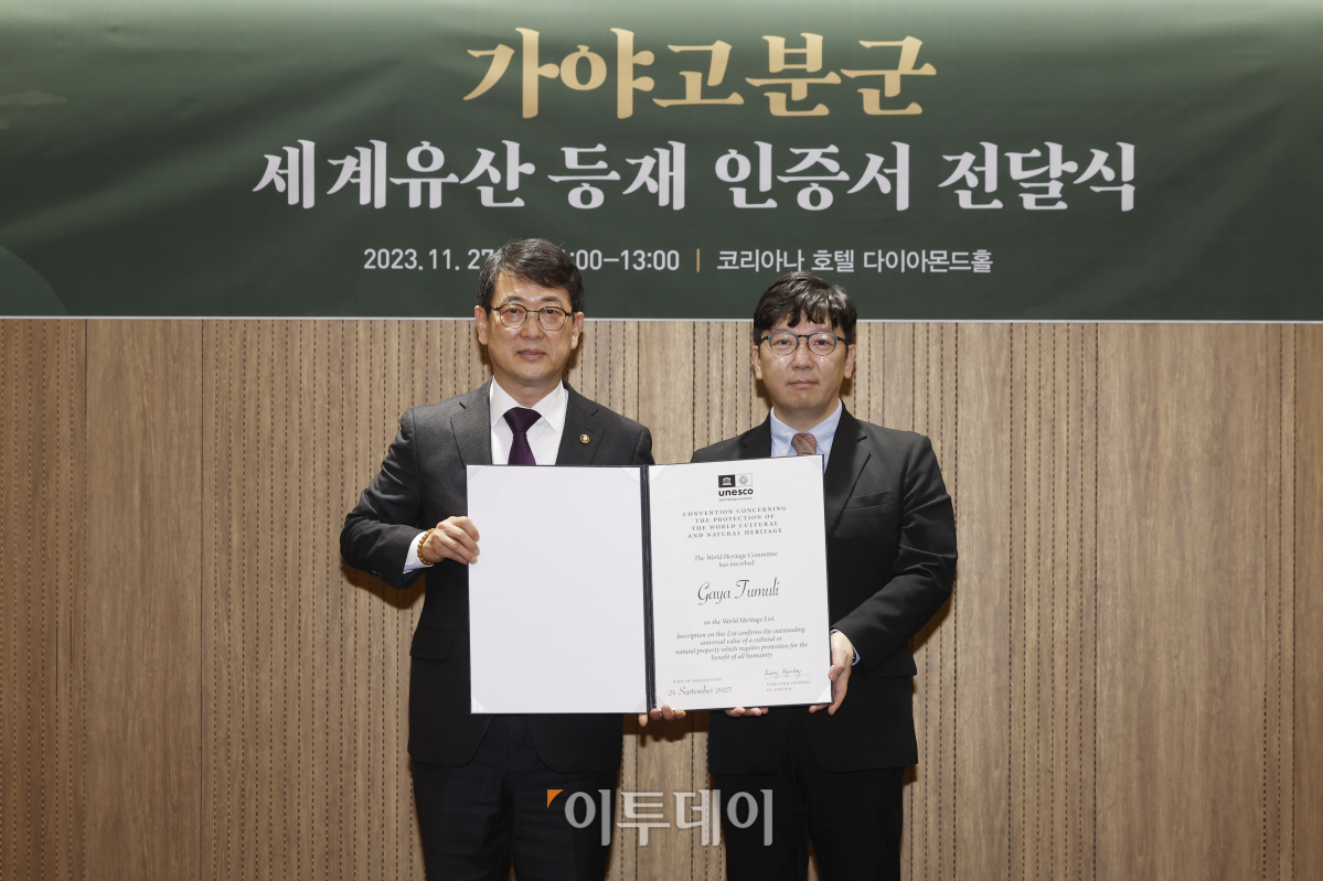 ▲최응천 문화재청장이 27일 오전 서울 중구 코리아나호텔에서 열린 가야고분군 세계유산 등재 인증서 전달식에서 경상북도청 심영재 기획조정실장에게 인증서 전달 후 기념촬영을 하고 있다. 이날 문화재청은 유네스코의 가야고분군 세계유산 등재 인증서 원본 10장을 고분군이 소재한 각 지자체에게 1장씩 전달 했다. 조현호 기자 hyunho@