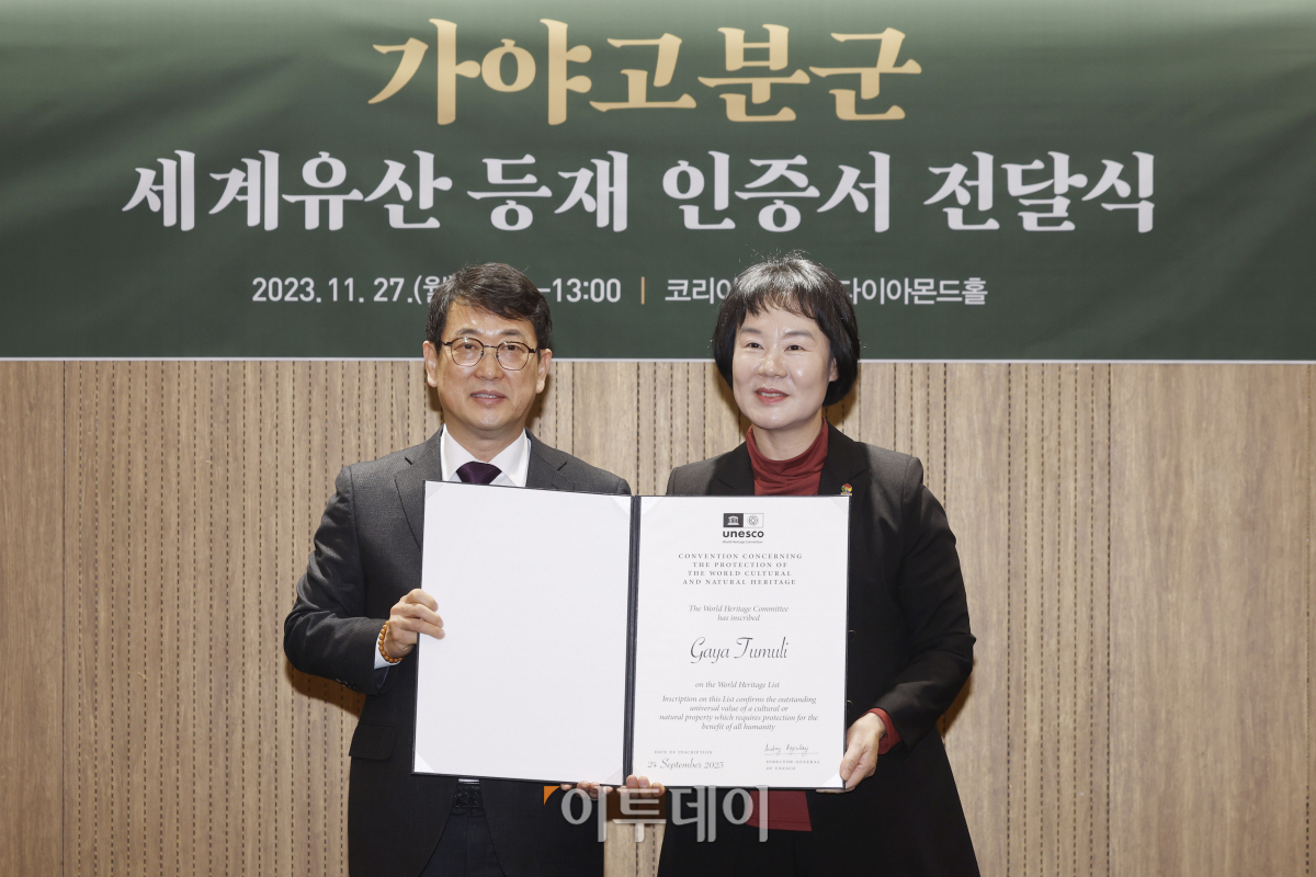 ▲최응천 문화재청장이 27일 오전 서울 중구 코리아나호텔에서 열린 가야고분군 세계유산 등재 인증서 전달식에서 경상남도청 김현미 과장에게 인증서 전달 후 기념촬영을 하고 있다. 이날 문화재청은 유네스코의 가야고분군 세계유산 등재 인증서 원본 10장을 고분군이 소재한 각 지자체에게 1장씩 전달 했다. 조현호 기자 hyunho@